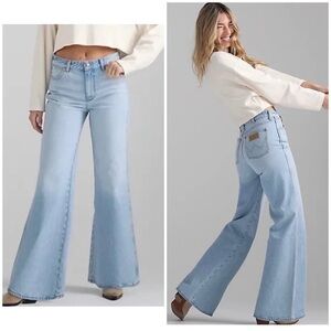 Bonnie flare leg wranglers size 29 NWOT.
Never worn!